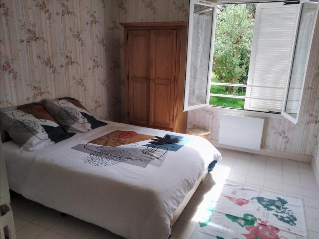 une chambre avec un lit et une fenêtre dans l'établissement Nuits paisibles à la campagne, à Vicq-sur-Nahon