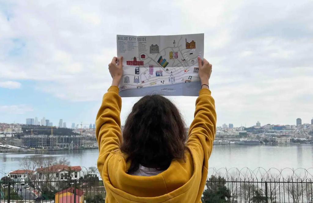 Una mujer sostiene un pedazo de papel. en Green House, en Estambul