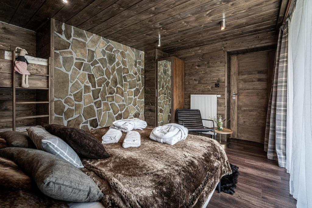 sypialnia z dużym łóżkiem z poduszkami w obiekcie Luxury Chalet Na Stromym Wzgórzu & Sauna w Szczyrku