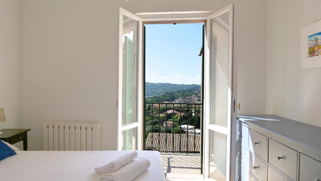 佩魯賈的住宿－City Center - Alba di Perugia，一间卧室设有美景大窗户