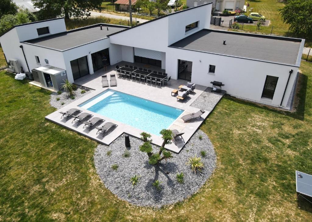 - une vue aérienne sur une maison avec une piscine dans l'établissement Villa de Groupe avec Piscine, Jacuzzi et Vue Nature, à Pierric