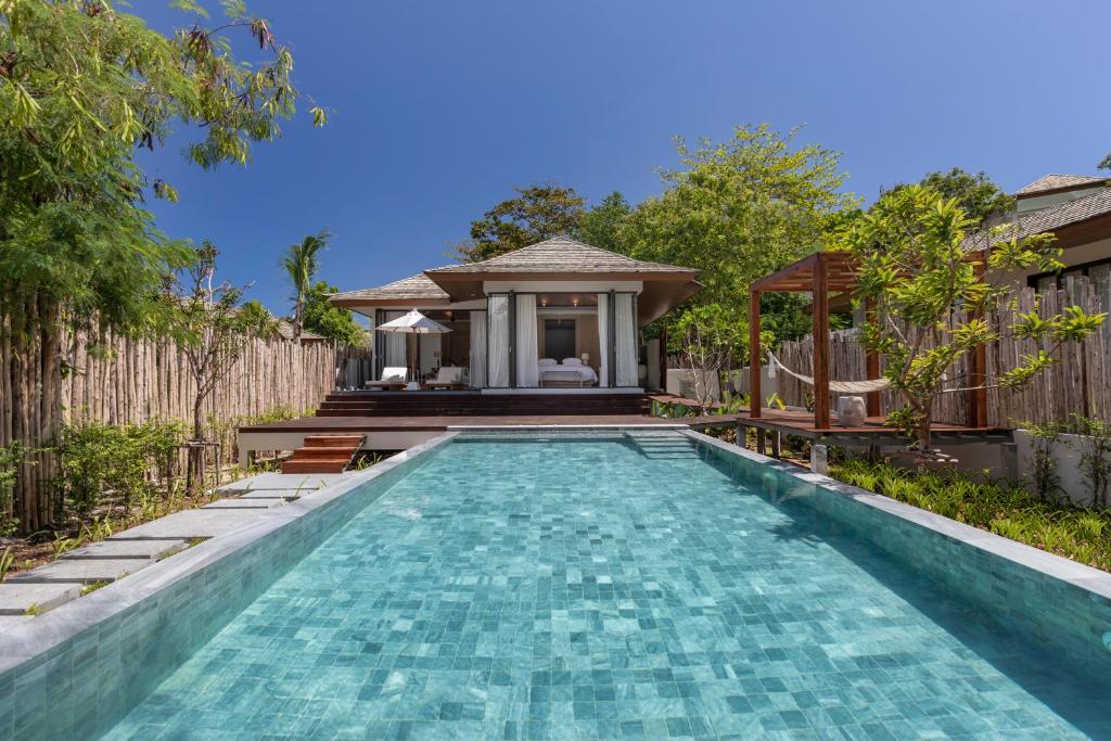 Bazén v ubytování Cape Fahn Hotel Samui nebo v jeho okolí