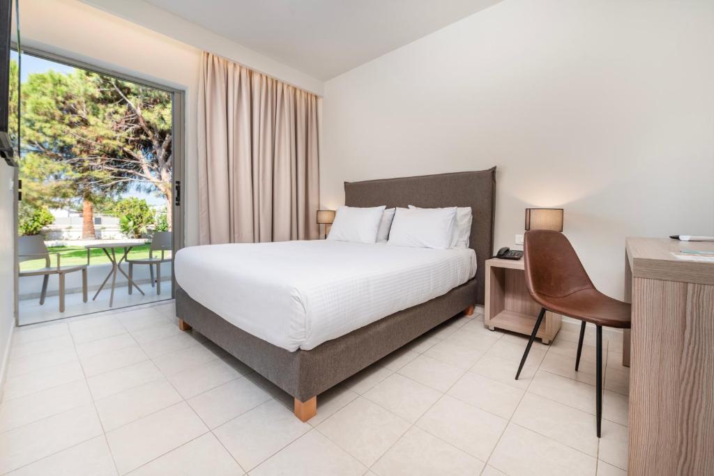Postel nebo postele na pokoji v ubytování Smaragdi Kos Hotel