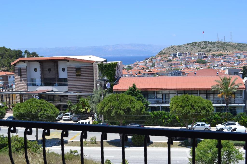 d'un balcon offrant une vue sur la ville. dans l'établissement AYMESEV REZİDANS, à Çeşme