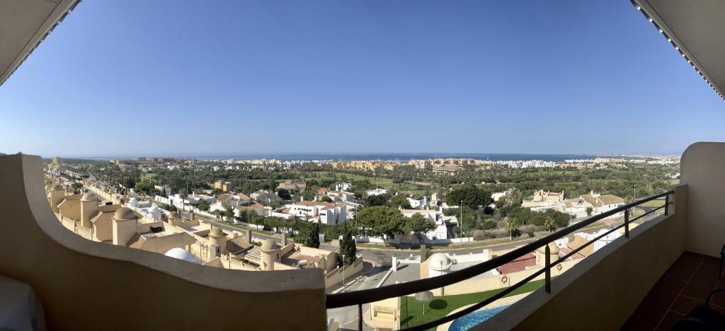 einen Balkon mit Stadtblick in der Unterkunft Apartamento con vistas panorámicas al mar, golf, puerto deportivo in Almerimar