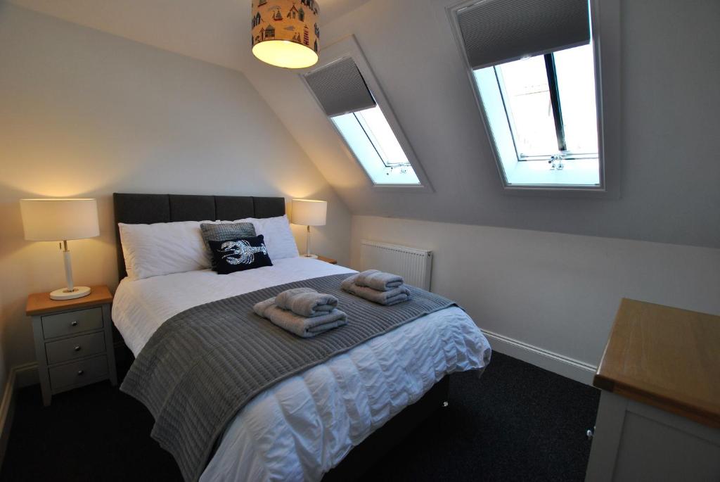 1 dormitorio con 1 cama con 2 toallas en Bass View- harbourfront home Pittenweem, en Pittenweem