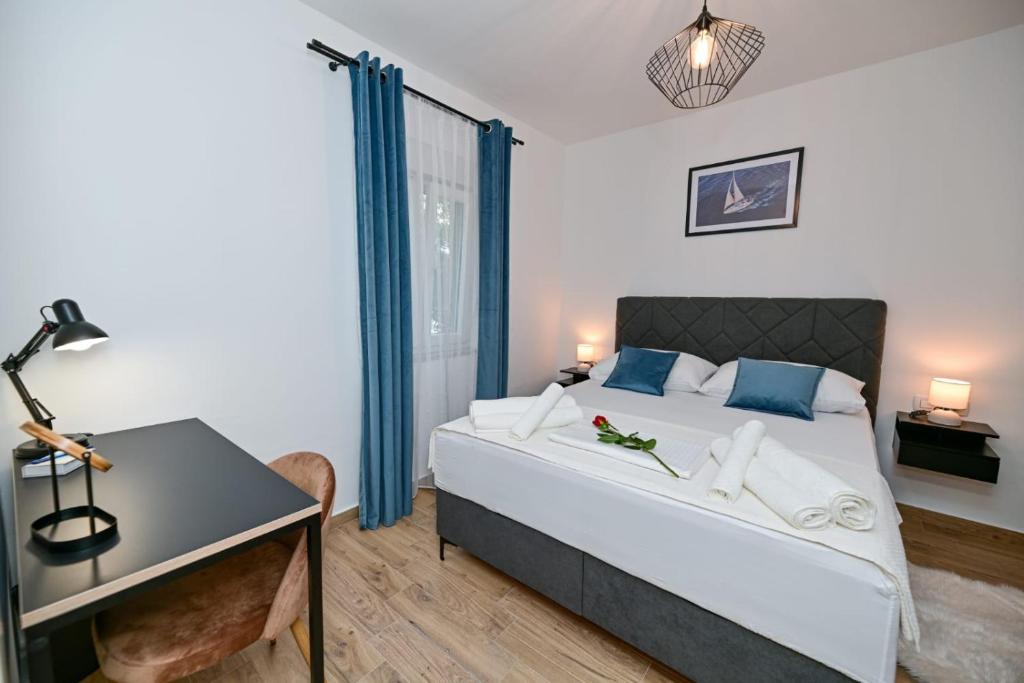 um quarto com uma cama, uma secretária e uma cama em Mediterano Zara em Zadar