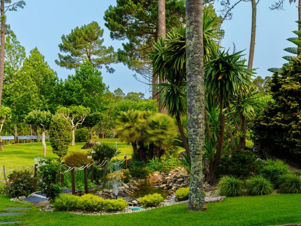 A garden outside Hotel Spa Atlántico San Vicente do Mar