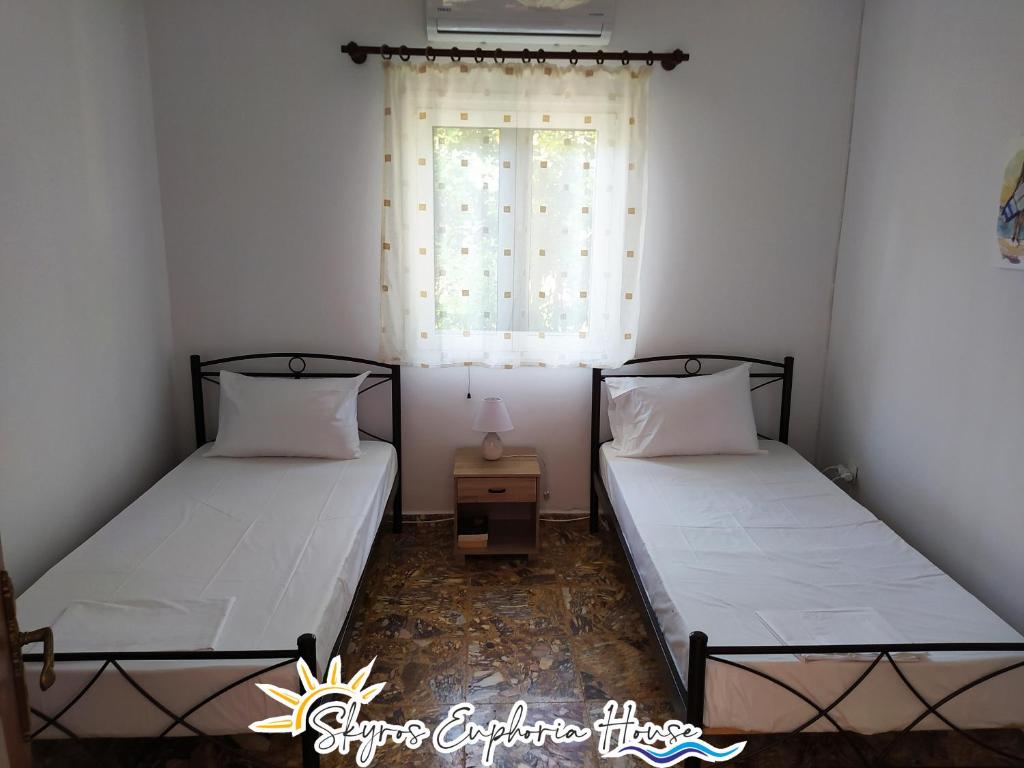 Łóżko lub łóżka w pokoju w obiekcie Skyros Euphoria House