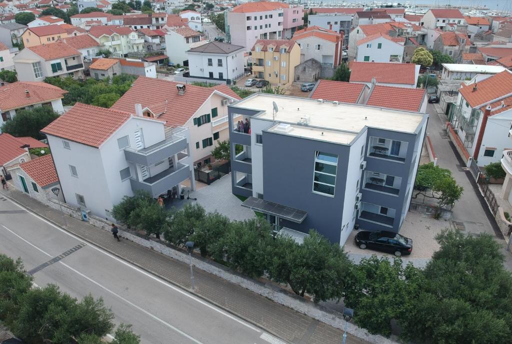 una vista aerea di una città con case di Apartment Stefanio a Vodice