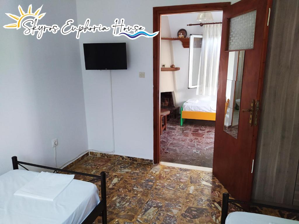 Łóżko lub łóżka w pokoju w obiekcie Skyros Euphoria House