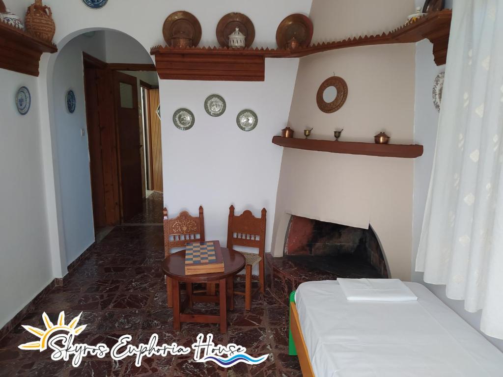 Łóżko lub łóżka w pokoju w obiekcie Skyros Euphoria House