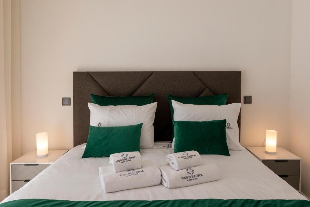 Postel nebo postele na pokoji v ubytování Guest House Fojo dos Lobos