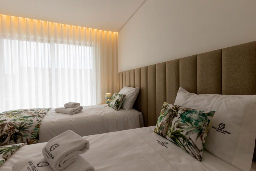 Postel nebo postele na pokoji v ubytování Guest House Fojo dos Lobos