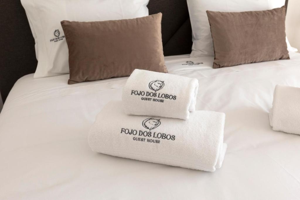 Postel nebo postele na pokoji v ubytování Guest House Fojo dos Lobos
