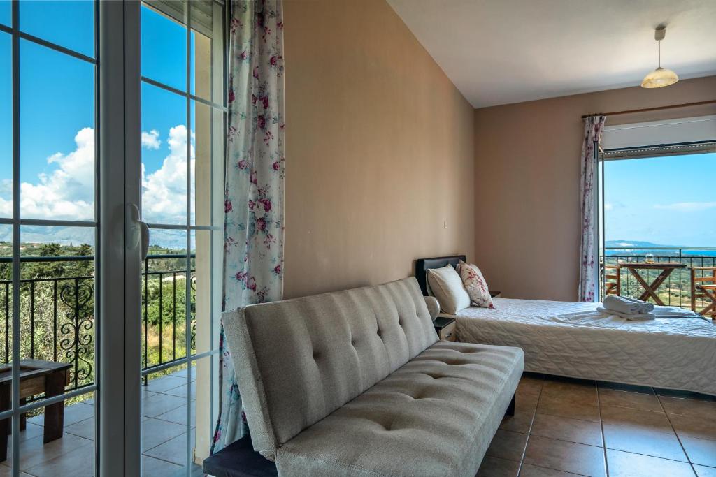 Posteľ alebo postele v izbe v ubytovaní Ionian Balcony 1