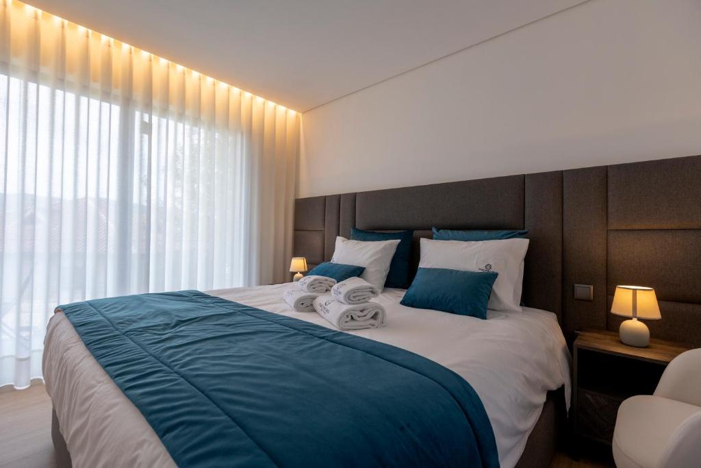 Postel nebo postele na pokoji v ubytování Guest House Fojo dos Lobos