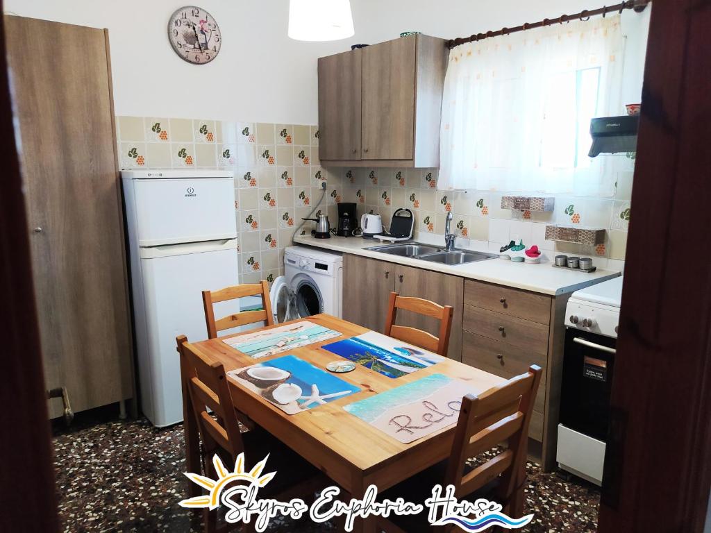 Kuchnia lub aneks kuchenny w obiekcie Skyros Euphoria House