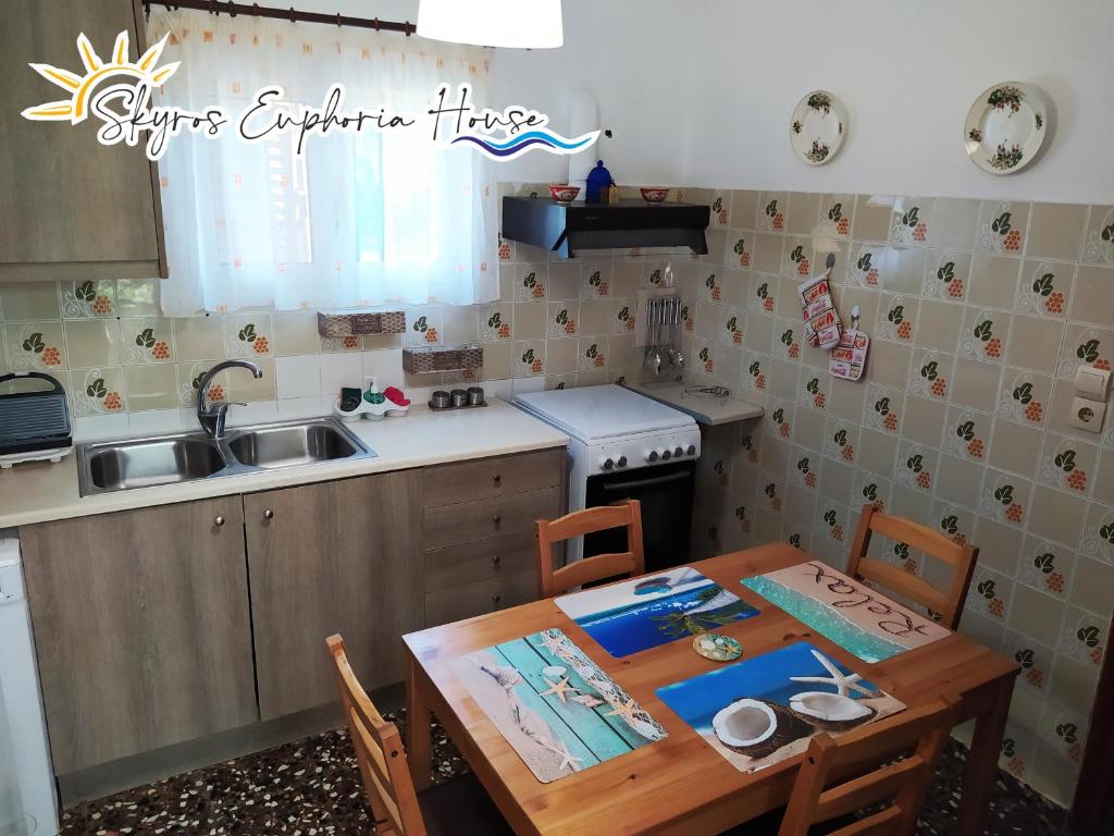 Kuchnia lub aneks kuchenny w obiekcie Skyros Euphoria House