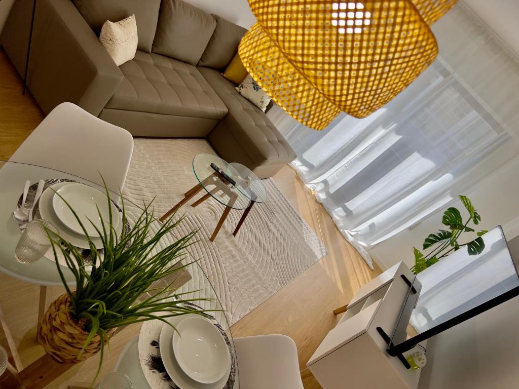 モンダリス・バルネアリオにあるBalnea San Pedroのリビングルーム(ソファ、テーブル、椅子付)