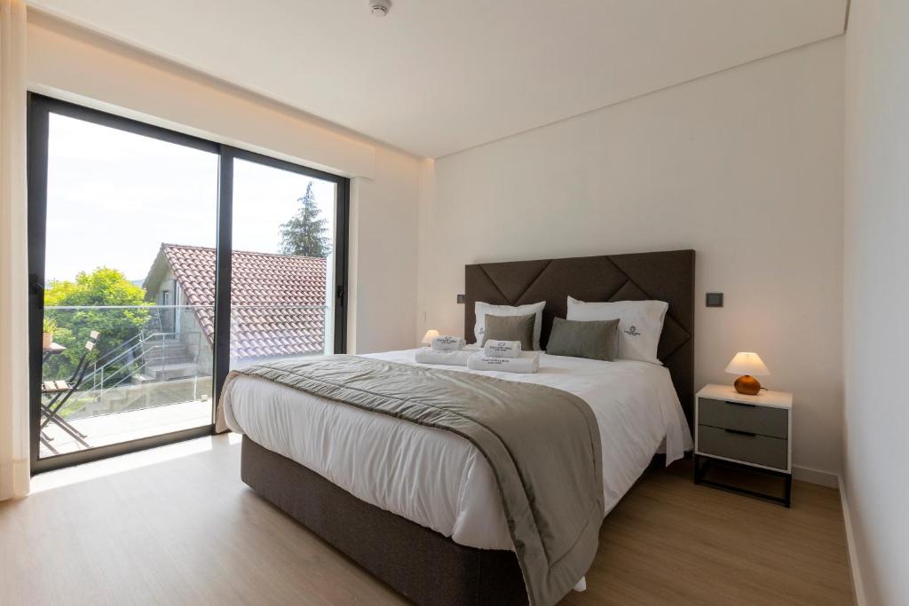 Postel nebo postele na pokoji v ubytování Guest House Fojo dos Lobos