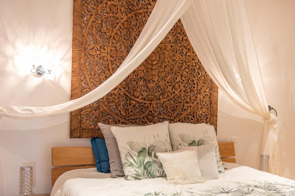 LE PRIEURE - Suites romantiques spa privatif, piscine, jardin, massages proche de Toulouse - King Room With Spa Bath