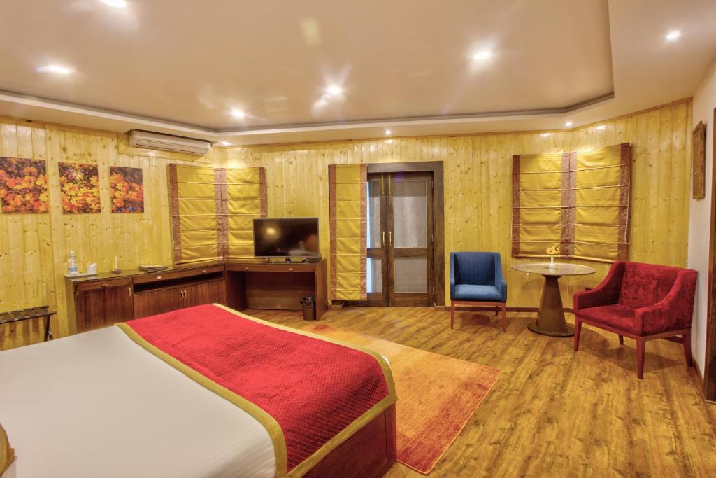 TV a/nebo společenská místnost v ubytování Span Resort and Spa, Manali