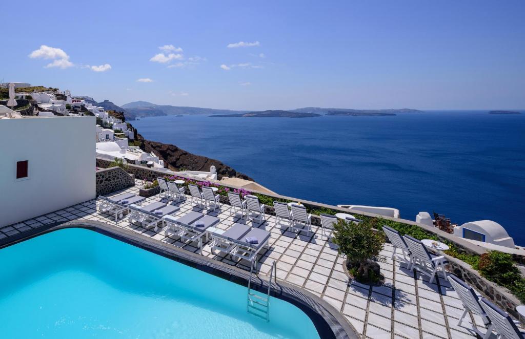 uma vista aérea de um resort com uma piscina em Nikos Villas em Oia