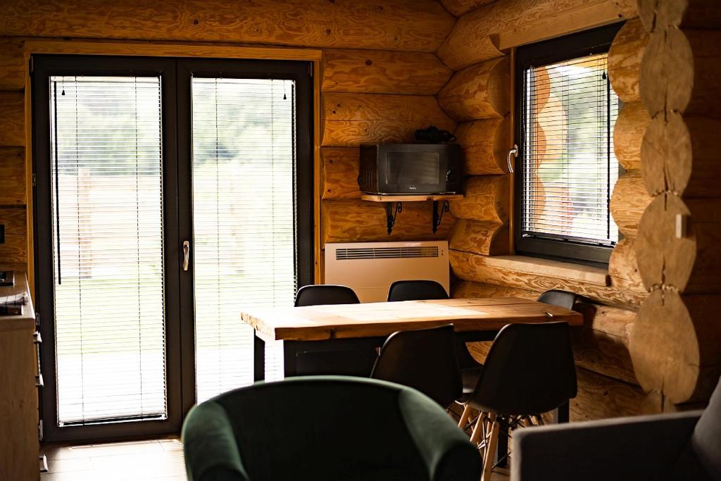 Televízia a/alebo spoločenská miestnosť v ubytovaní Na Wzgórzu Domki z Bali -Jacuzzi, Balia, Spa