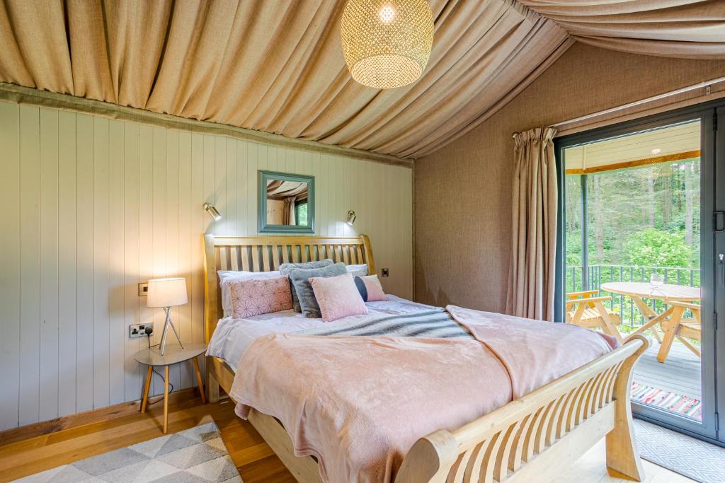 Postel nebo postele na pokoji v ubytování Riverside Cabins