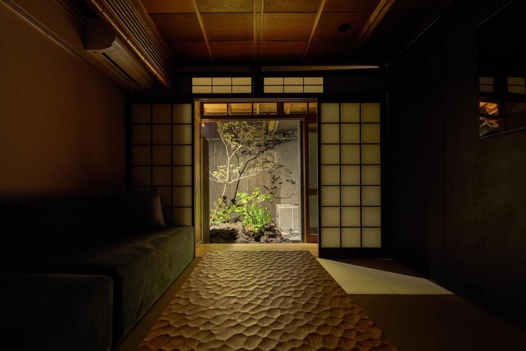 een kamer met een raam met een boom erbuiten bij YADORU KYOTO HANARE Tsukikage No Yado in Kyoto