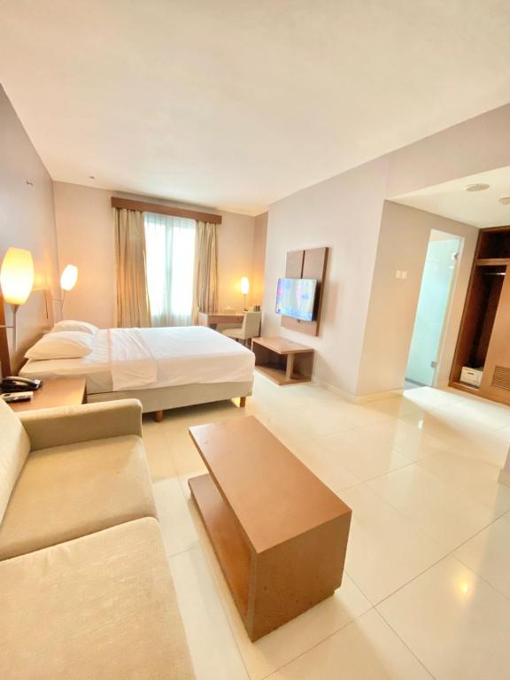 Postel nebo postele na pokoji v ubytování Triniti Hotel Jakarta