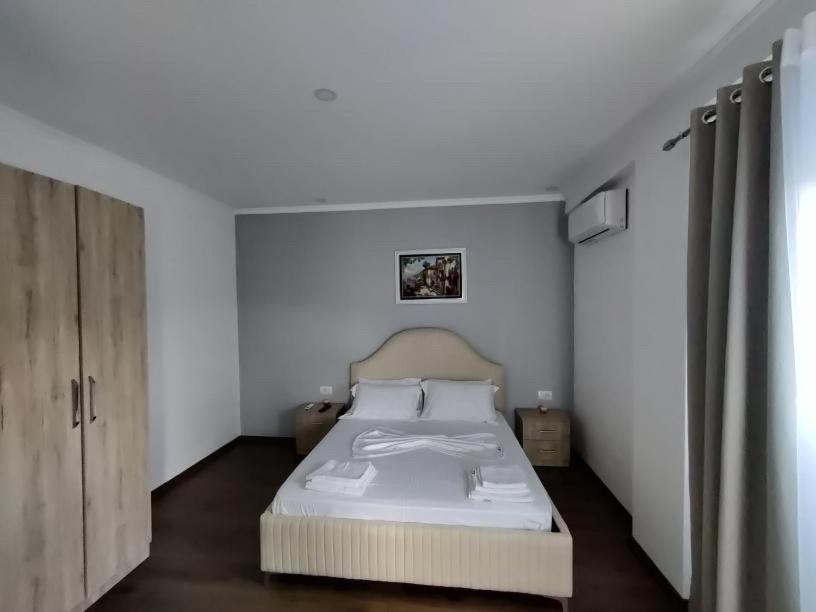 Schlafzimmer mit einem großen weißen Bett in der Unterkunft Unique in Gramsh