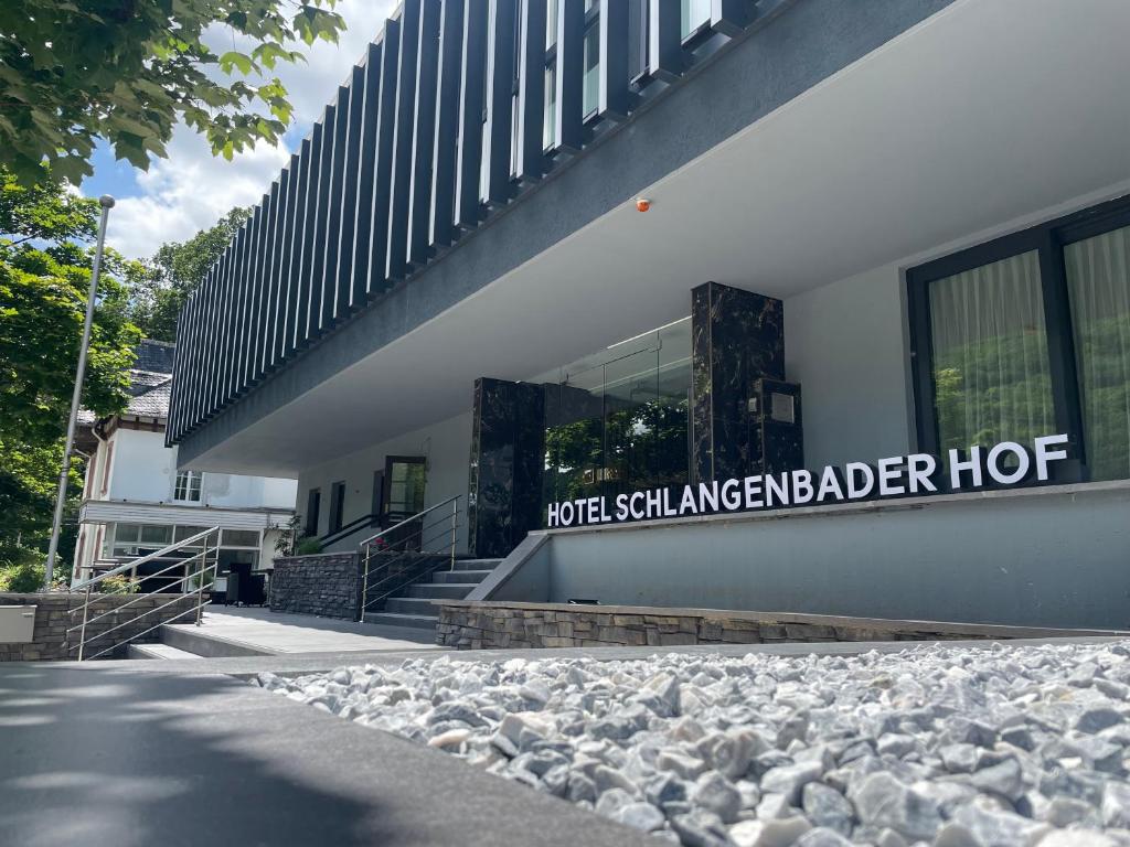 un bâtiment avec un panneau sur son côté dans l'établissement Hotel Schlangenbader Hof, à Schlangenbad