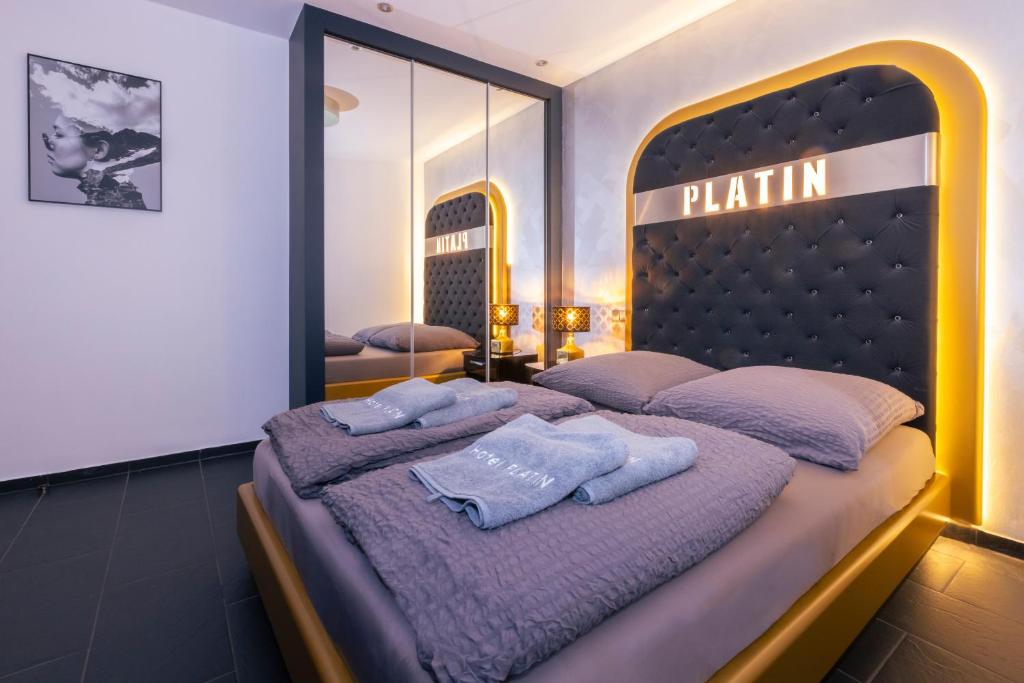 Postel nebo postele na pokoji v ubytování Hotel Platin
