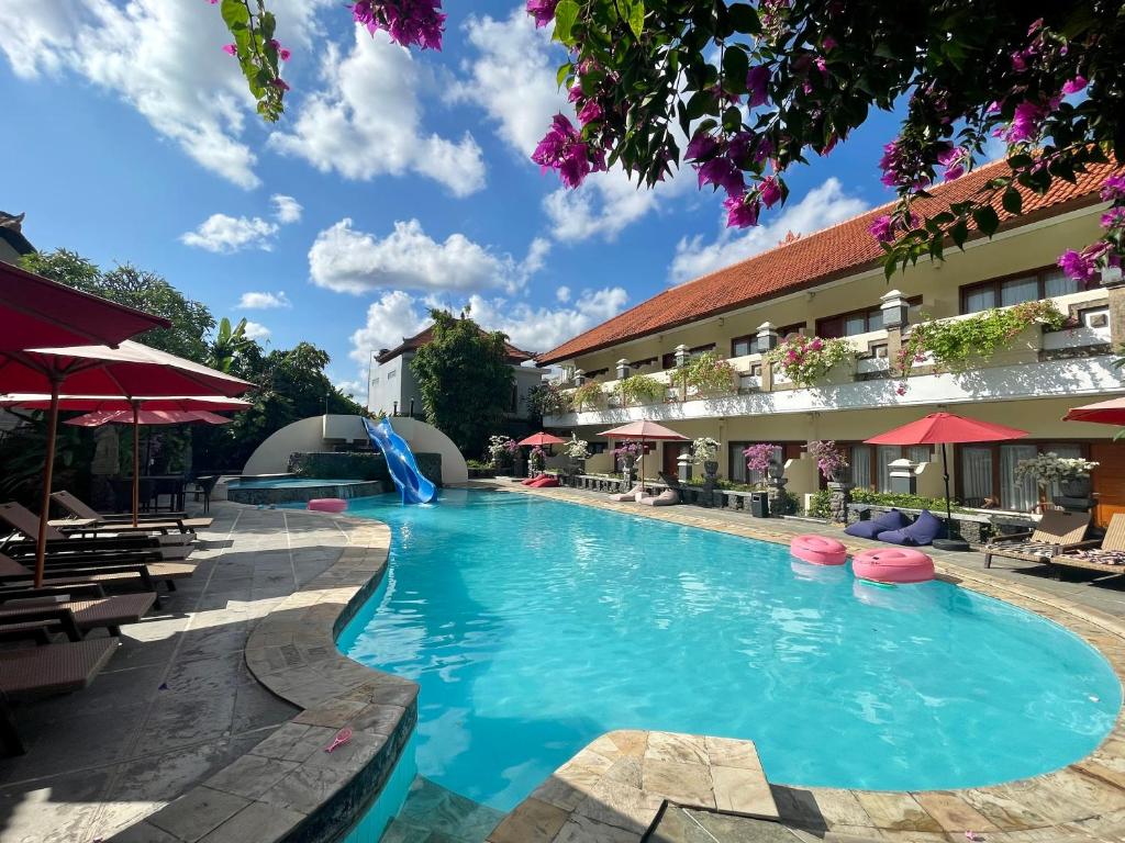 una piscina en un hotel con un tobogán en Marine Bay Sanur, en Sanur