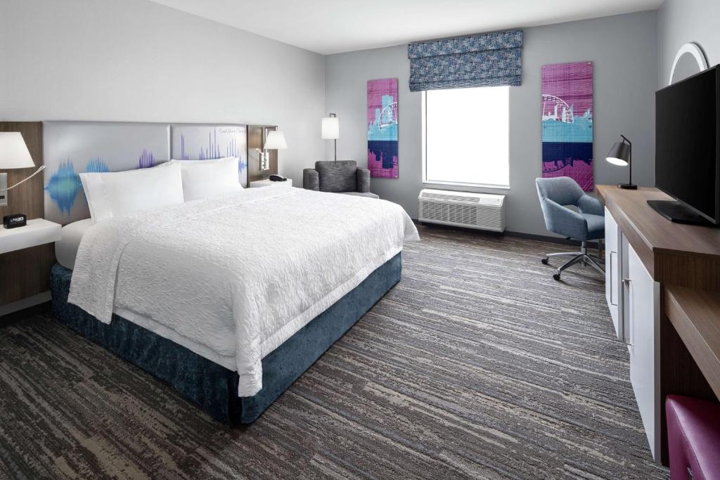 a hotel room with a bed and a television at Hampton Inn & Suites Bridgeview Chicago, Il in Bridgeview