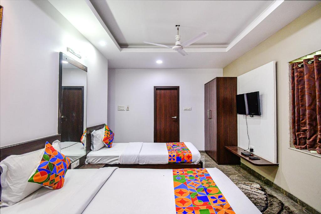 Postel nebo postele na pokoji v ubytování FabHotel Rani Tower - Chinar Park