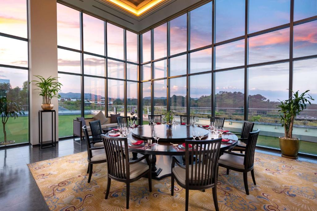 Restaurace v ubytování Hilton Clark Sun Valley Resort