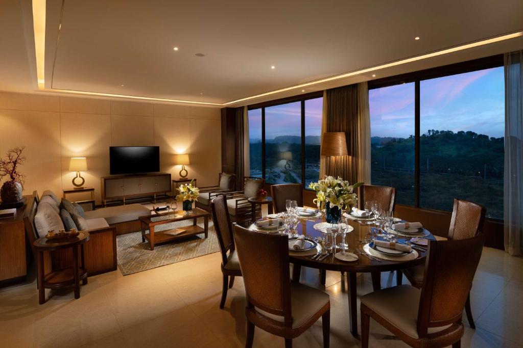 TV a/nebo společenská místnost v ubytování Hilton Clark Sun Valley Resort