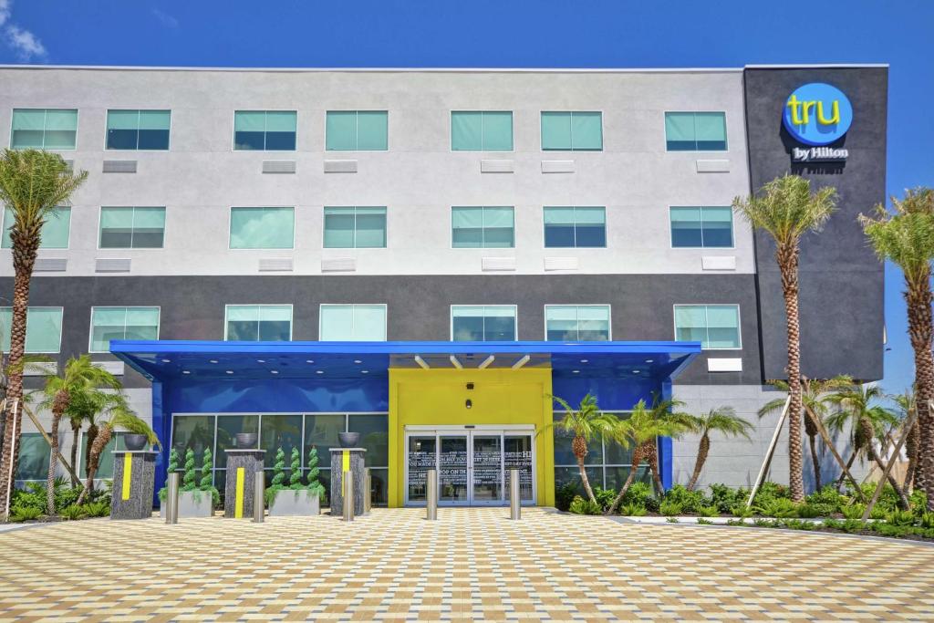 um edifício com palmeiras em frente em Tru By Hilton Corpus Christi South Padre Island Dr em Corpus Christi