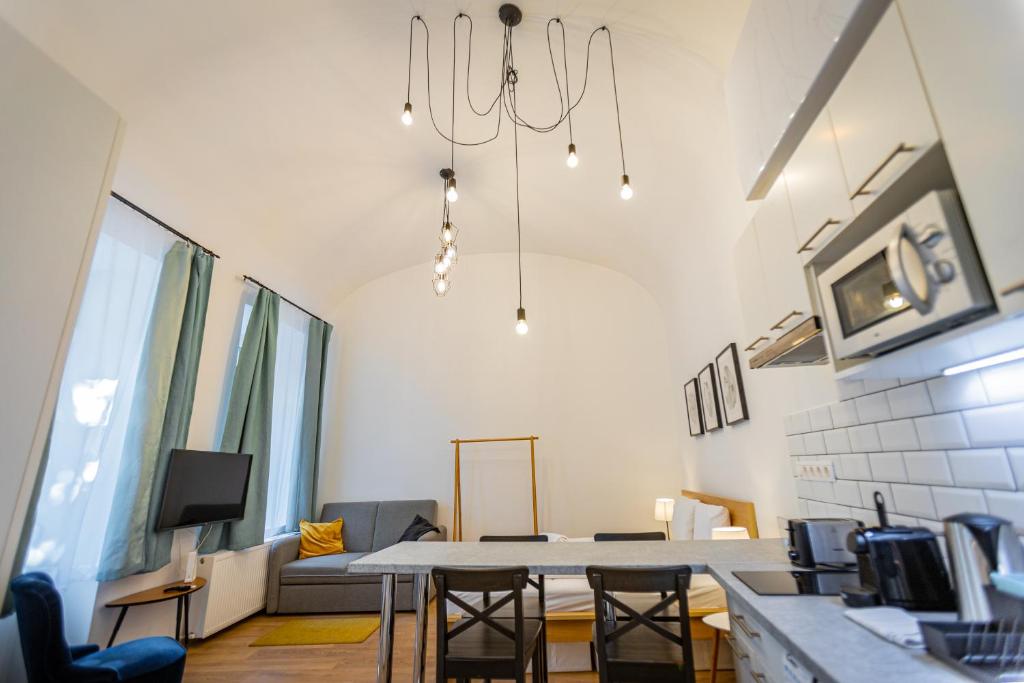 una sala de estar con una mesa y un sofá en Cassa Mist Apartment, en Budapest