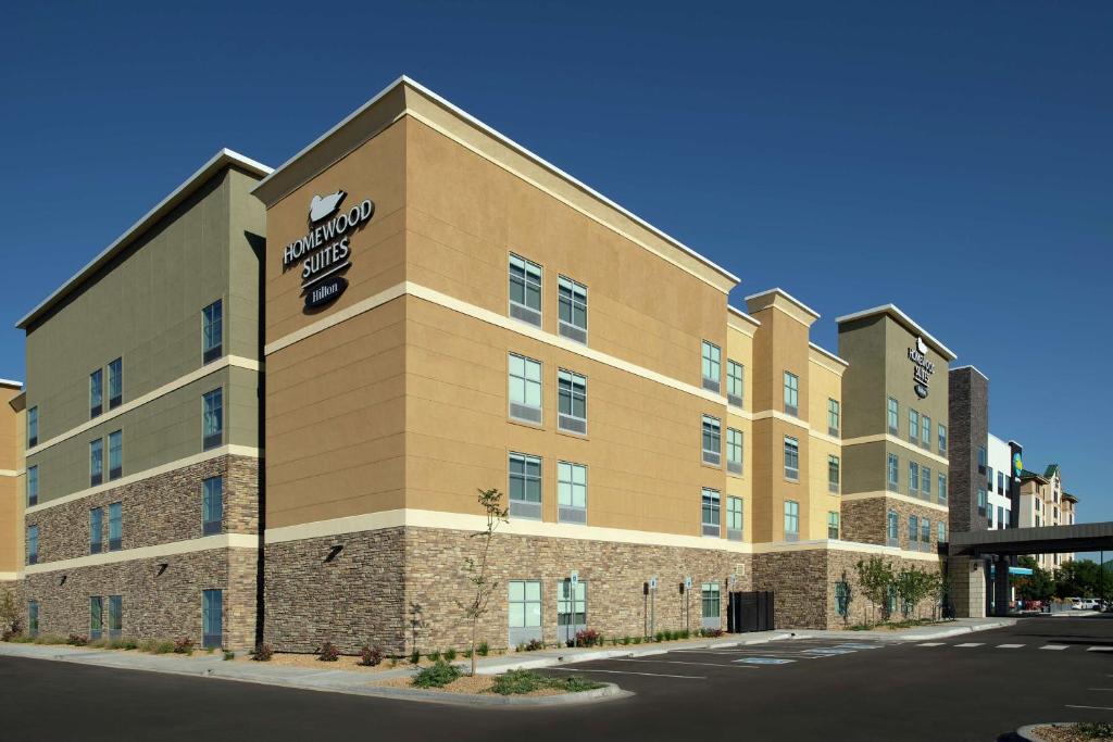 eine Darstellung der Vorderseite eines Hotels in der Unterkunft Homewood Suites By Hilton Denver Airport Tower Road in Denver