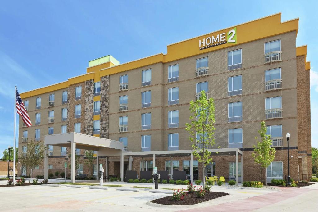 uma imagem de um edifício de hotel com as palavras casa em Home2 Suites By Hilton West Bloomfield, Mi em North Farmington