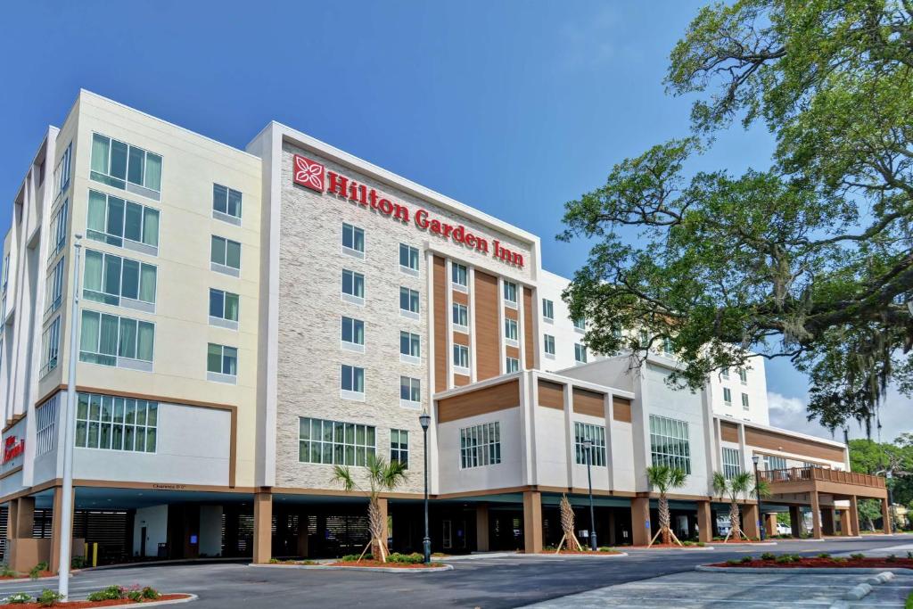 een weergave van een hotelgebouw bij Hilton Garden Inn Biloxi in Biloxi