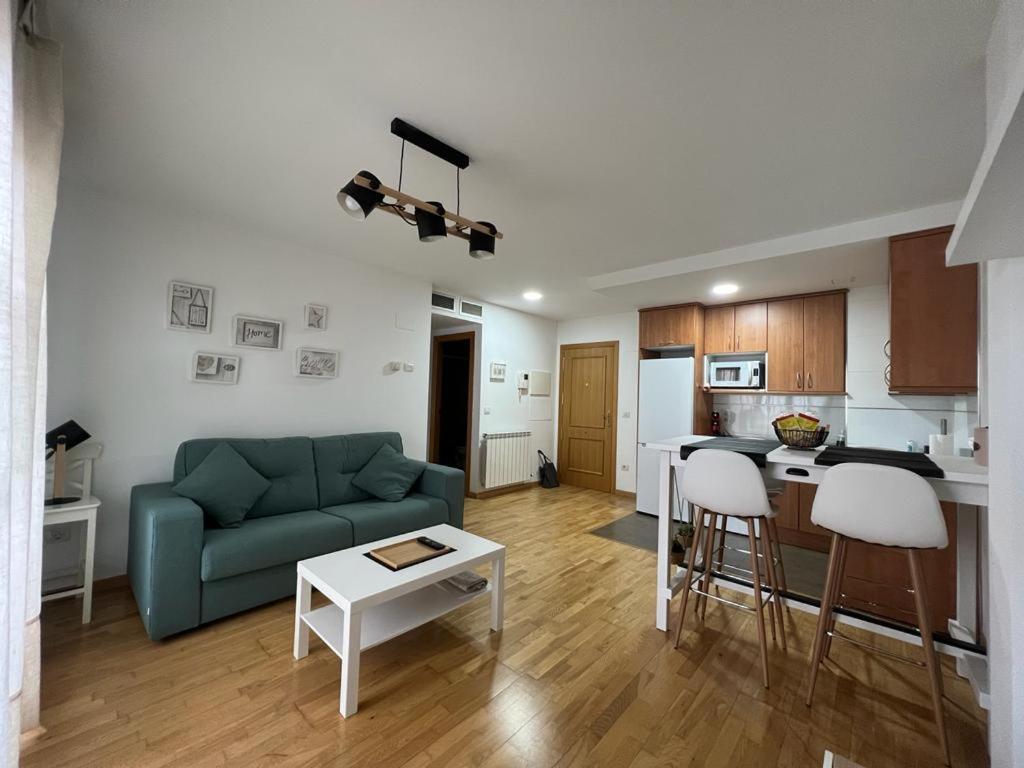 普埃布拉-德阿里馮德的住宿－El Llano 3，一间带绿色沙发的客厅和一间厨房