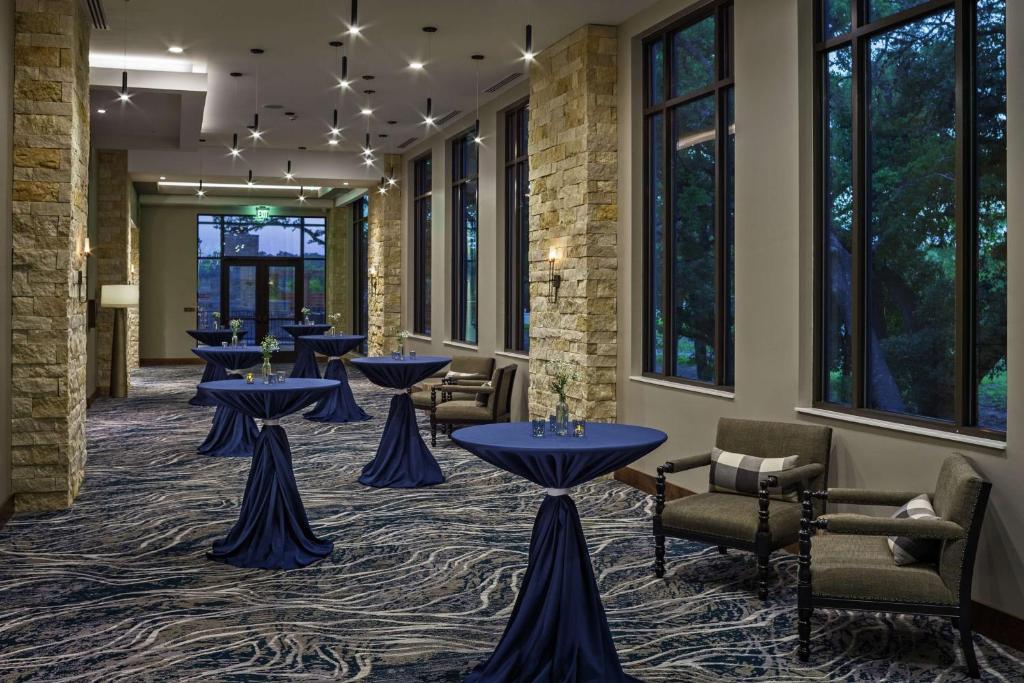 Posezení v ubytování The Bevy Hotel Boerne, A Doubletree By Hilton