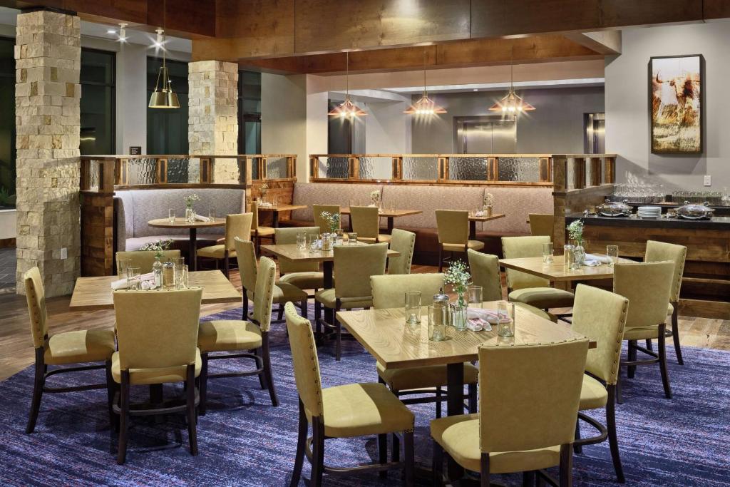 Restaurace v ubytování The Bevy Hotel Boerne, A Doubletree By Hilton