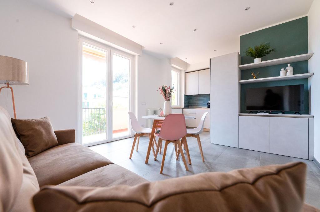 a living room with a couch and a table at Casa Arbanella in Varazze