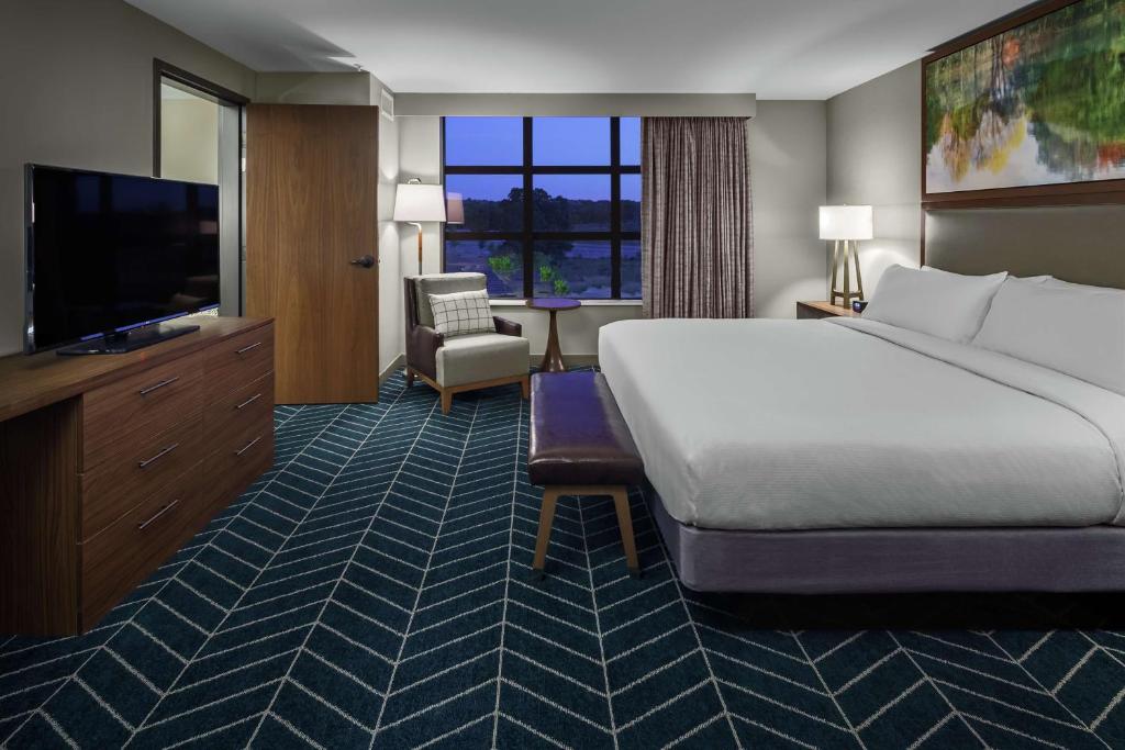 Postel nebo postele na pokoji v ubytování The Bevy Hotel Boerne, A Doubletree By Hilton
